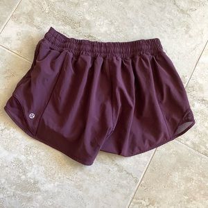 Lululemon hotty hot 2.5” shorts!